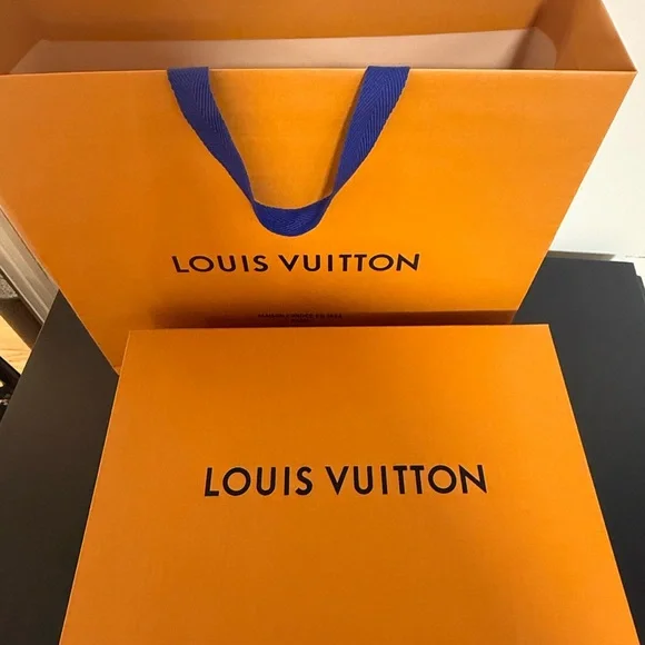 Louis Vuitton
Saumur Handbag Monogram Canvas BB - Picture 5 of 5